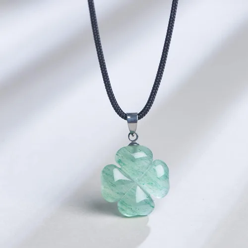 Vista 4 de Collar con colgante de trébol de cuatro hojas de la suerte, hechos de piedra natural pura de aventurina verde que simboliza el amor, la salud