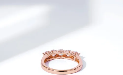 Vista 38 de Amazon Essentials Anillo de plata de ley de cinco piedras con circonita cúbica de corte redondo Infinite Elements (anteriormente colección Amazon)