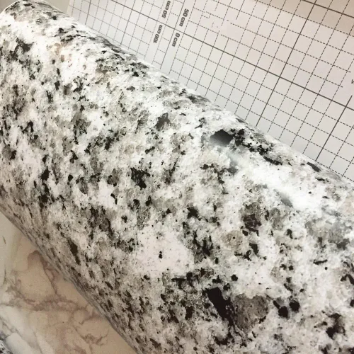 Vista 4 de Moyishi Vinilo autoadhesivo de vinilo con aspecto de granito blanco claro y brillante para encimera