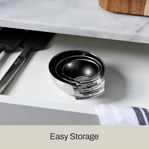 Vista 3 de Juego de tazas medidoras mini de acero inoxidable All-Clad Kitchen Essentials 3 piezas, incluye 1, 1/2 y 1/4 tazas medidoras apilables, accesorios