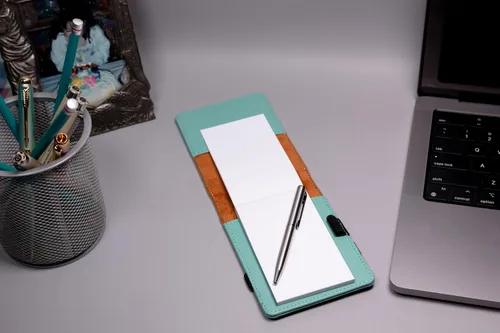 Vista 2 de LaserGram Mini padfolio con bloc de notas y bolígrafo, asistente de enfermera certificada por la CNA, grabado personalizado incluido (verde azulado)