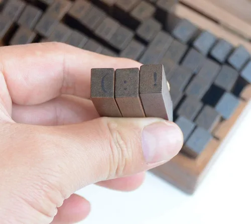 Vista 9 de Paquete de 70 sellos pequeños de goma de madera de 0.24 pulgadas de letra, número y símbolo para tarjetas de manualidades y álbum de fotos