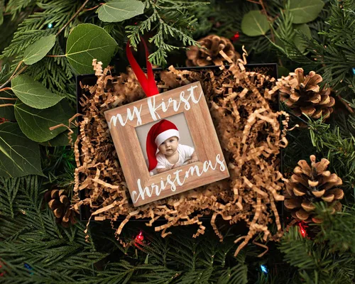 Vista 4 de Pearhead Ornamento de Marco de Fotos de Madera para la Primera Navidad del Bebé, Foto de Recuerdo de Hito de Recién Nacido, Regalo Navideño