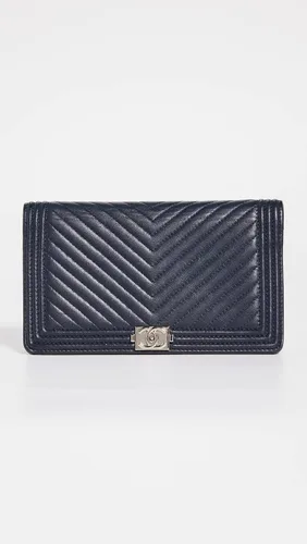 Vista 2 de CHANEL Cartera larga con solapa de cheurón y piel de cordero azul marino para mujer