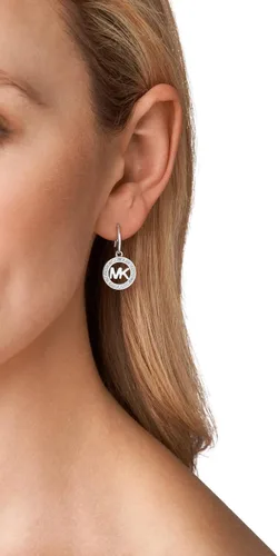 Vista 2 de Michael Kors MK Logo Drop Aretes., acero inoxidable, Plateado, MKJ4795040