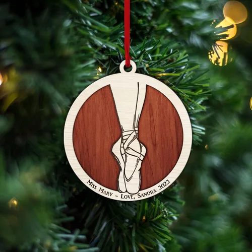 Vista 5 de Adorno personalizado de zapatillas de punta de ballet – Adorno de nombre de bailarín personalizado, adorno de madera cortado en capas de ballet