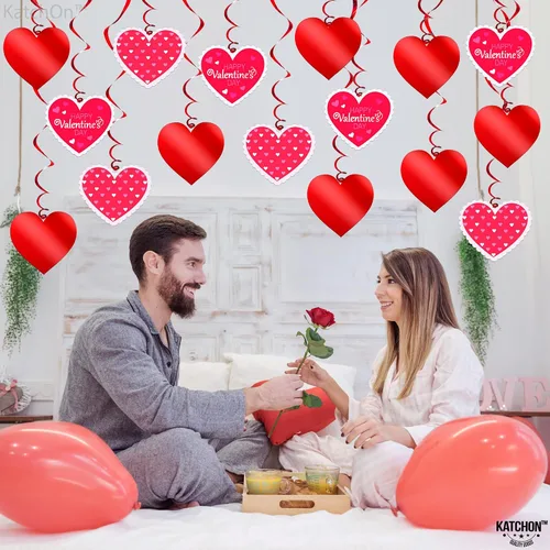 Vista 8 de KatchOn, Centros de mesa de San Valentín para mesas, grandes, paquete de 39 Decoraciones colgantes de San Valentín con corazones rojos Centros
