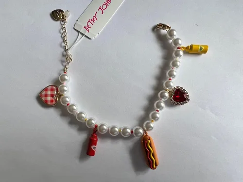 Vista 2 de Betsey Johnson Pulsera con dije de corazón de cristal con perlas de imitación de tono dorado, ketchup de perro caliente, fiesta de cumpleaños, día