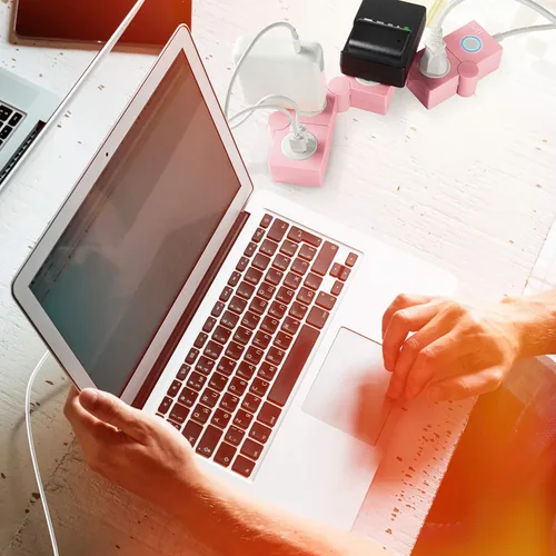 Vista 7 de iJoy - Tira de enchufes flexible: 3 salidas de corriente alterna y 2 puertos de carga USB con cable de extensión rosa, tiras de enchufes