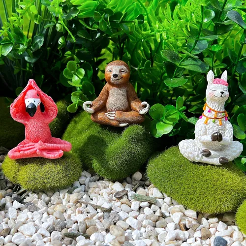 Vista 5 de Mood Lab Figuras de jardín – Juego de flamenco, llama y perezoso (3 piezas) en postura de meditación de yoga – Estatuas decorativas en miniatura