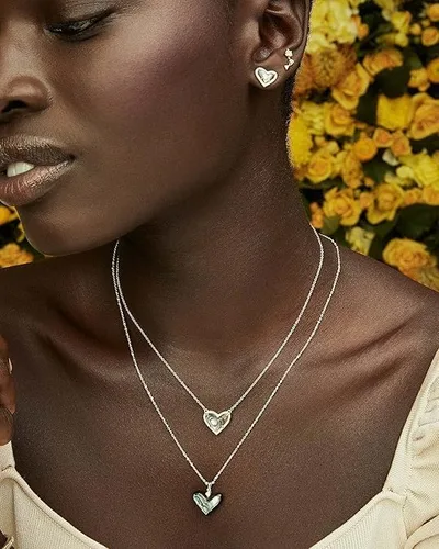 Vista 4 de Kendra Scott Ari - Collar con colgante de corazón y longitud ajustable para mujer, joyería a la moda