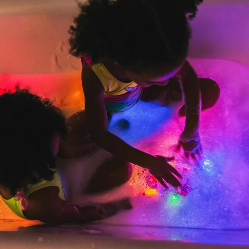 Vista 2 de Paquete de cubos luminosos activados por agua Glo Pals para juego sensorial – Paquete de 12 (Holly Jolly)