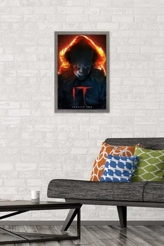 Vista 2 de Trends International IT: Capítulo 2 - Póster de pared Evil Glow, 14.725 x 22.375 pulgadas, versión enmarcada de madera de granero