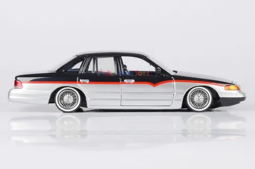 Vista 4 de Motormax 1993-97 Ford Crown Victoria Lowrider 1:24 Modelo fundido a presión Negro Metálico Get Low 79024 por All Star Toys