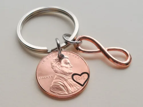 Vista 2 de Custom Penny Keychain With Rose Gold Infinity Charm, Anniversary Keychain for Husband, Wife, Boyfriend, Girlfriend, Couples Key Chain