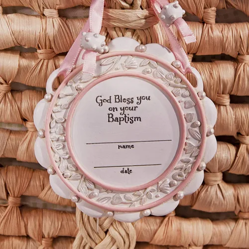 Vista 3 de CB Catholic Creative Brands Faithworks - Medalla de resina para cuna bautizada en Cristo, 3.5 pulgadas, rosa - Cordero