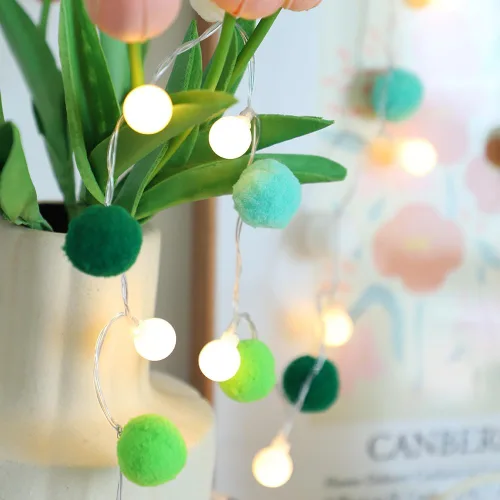 Vista 15 de ChiRee Guirnalda de luces para interiores de 6.56 pies, luces de hadas con pompones, 20 LED, funciona con pilas, luces de bola de cadena, luces