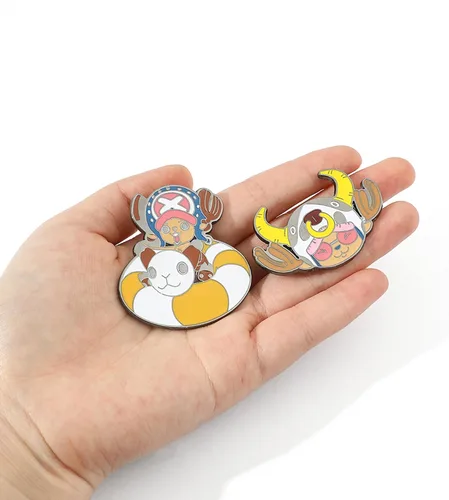 Vista 2 de Alfileres esmaltados de personajes de anime OnePiece Los pines de metal para cosplay de anime son perfectos para mochilas, bolsos, ropa y regalos