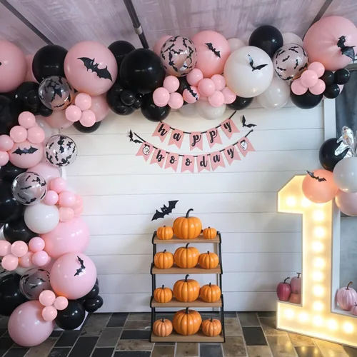 Vista 4 de Kit de guirnalda de arco de globos de Halloween, globos negros y rosados, globos de murciélago de aluminio fantasma para la familia, fondo de fiesta