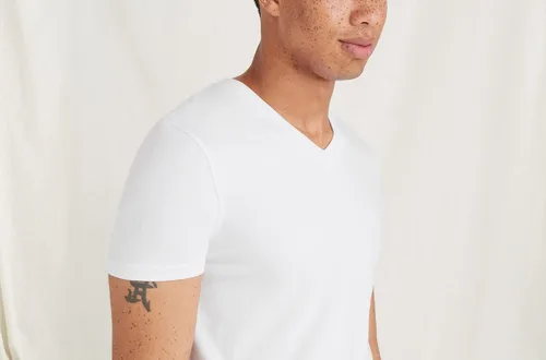 Vista 3 de MeUndies Camiseta elástica de algodón orgánico con cuello en V, tela exclusiva de Tienda