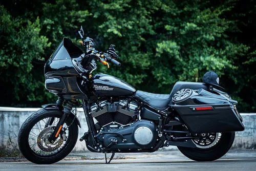 Vista 3 de Advanblack Soporte De Conversión De Alforja Duro Ajuste Para 2018+M8 Softail Low Rider/S/ST - Negro