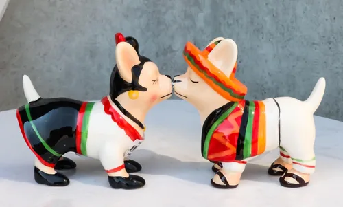 Vista 3 de Ebros Chi Chi Chi Kissing Mexicano Chihuahua Mascota Perro con sombrero y serape pareja salero y pimentero Set de figuras de cerámica para fiesta