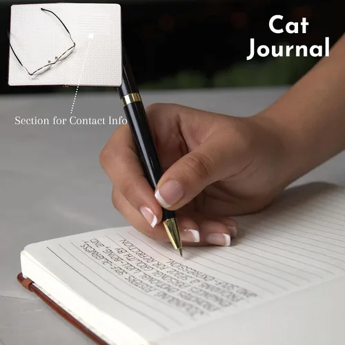 Vista 8 de SETTINI® Diario rayado – Diario de gato para escribir, juego de regalo – Cuero vegano de tapa dura, incluye bolígrafo de lujo en un soporte único