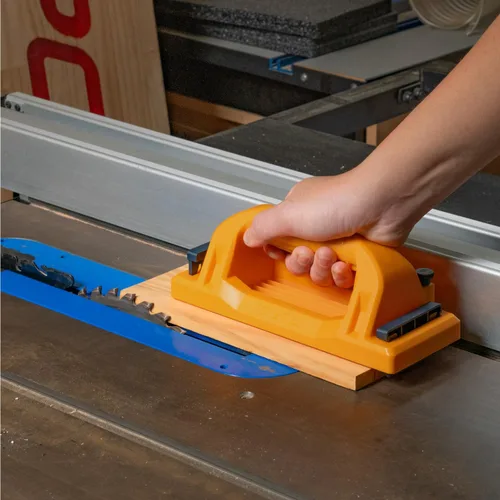 Vista 7 de POWERTEC Bloque de empuje con agarre con soporte retráctil, almohadilla antideslizante y mango desplazado para mejorar el control. Ideal