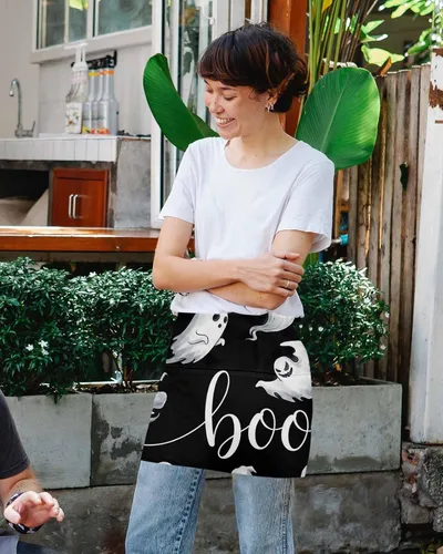 Vista 4 de Delantal de camarera de Halloween para mujeres/hombres con 3 bolsillos, diseño de fantasma blanco clásico negro, delantal impermeable para cocina