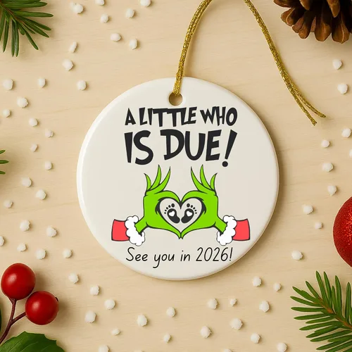 Vista 7 de Adorno de Navidad personalizado con anuncio de embarazo 2025, recuerdo navideño de A Little Who is Due - Adorno divertido de cerámica para bebés