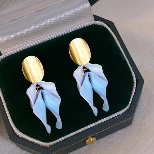 Vista 6 de Aretes colgantes de resina bohemios hechos a mano con pétalos de rosa, aretes largos de acrílico escalonados, aretes de borla floral exagerados