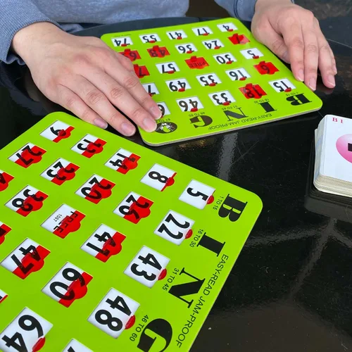 Vista 8 de MR CHIPS Juego completo de bingo con tarjetas obturadoras a prueba de atascos, edición verde de fácil lectura, 25 tarjetas de bingo reutilizables