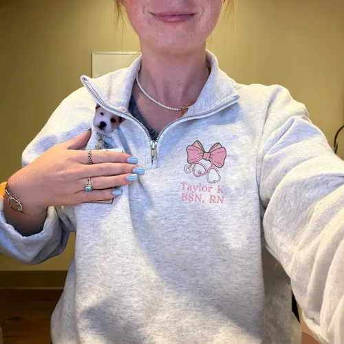Vista 8 de COUPLEHOODIES - Sudadera de enfermería bordada con nombre, personalizada, con cremallera de un cuarto, regalo para asistente de enfermería