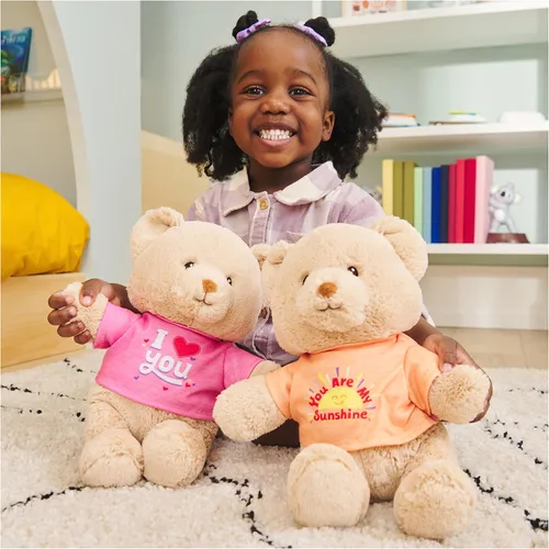 Vista 8 de GUND "Be Brave" Oso de Mensaje Sostenible con Camiseta Azul, Oso de Peluche Hecho de Materiales 100% Reciclados para Edades de 1 Año en Adelante