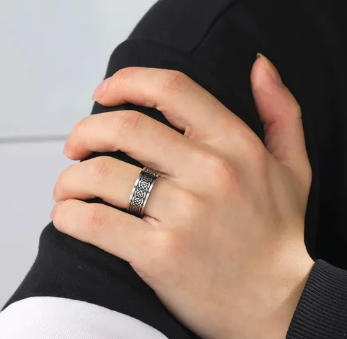 Vista 2 de Anillo de nudo celta para hombres, anillos nórdicos vikingos para hombre, anillos de acero inoxidable con ondas de talismán irlandés, anillos