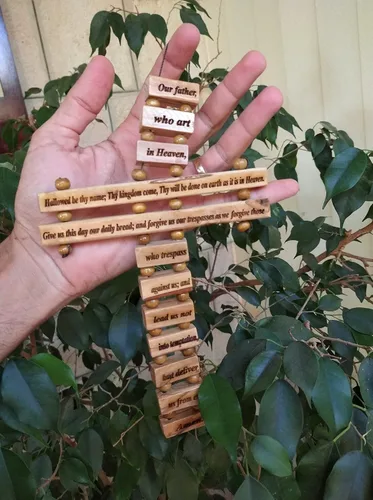 Vista 4 de Cruz grande de madera de olivo para decoración de pared (9 pulgadas) con oración del Señor (Oración de nuestro padre) en inglés de Belén Tierra Santa