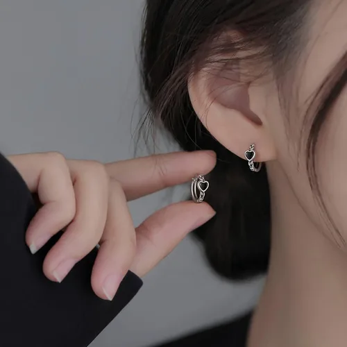 Vista 2 de SLUYNZ Aretes de aro de plata de ley 925 con forma de corazón negro para mujeres, adolescentes y adolescentes