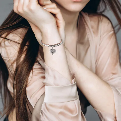 Vista 4 de Estendly - Pulsera de cuentas de acero inoxidable de 6mm con dije en forma de corazón e inicial, 26 letras, ideal como regalo de cumpleaños