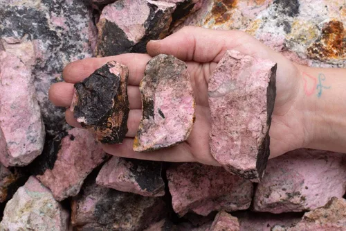 Vista 2 de Fantasia Materiales: 2 libras de piedras naturales de rodonita de Perú