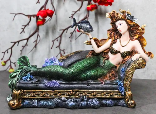 Vista 8 de Ebros Gift Reina de la Atlántida Sirena Sirena con cola iridiscente verde y compañero de pez descansando Oceanic Boudoir Lounge Chair Estatua