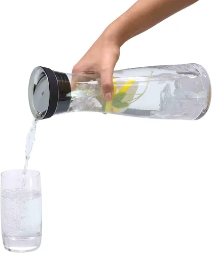 Vista 8 de WMF Basic Water Decanter 1L Altura 11.4 in Close-Up Tapón Vidrio Cromargan® Acero Inoxidable, Plata