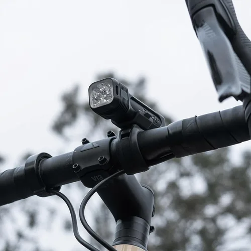 Vista 7 de Knog Blinder 1300 - Luz de bicicleta de 1300 lúmenes con diseño compacto CNC, 6 modos de luz, recargable USB-C, impermeable IP67, indicador