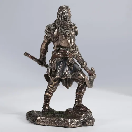 Vista 6 de Veronese Design 6 1/4 pulgadas vikingo gemelo hachas guerrero escultura masculina resina escultura acabado de bronce fundido en frío