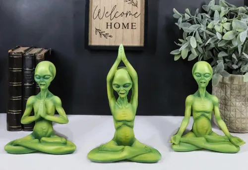 Vista 3 de Ebros Gift OVNI Sighting Green Roswell Alien ET Yoga Meditación Lotus Pose Body Mind and Soul Sitting Figurines Set de 3 criaturas extraterrestres