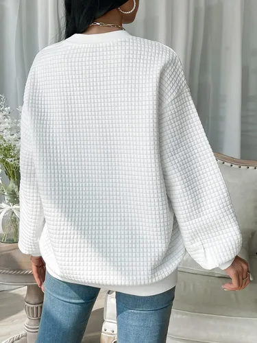 Vista 2 de WDIRARA Sudadera de gran tamaño con detalle de parche de letras para mujer, cuello redondo, manga larga