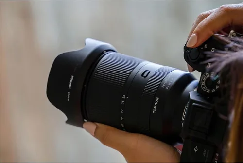 Vista 10 de Tamron 28-200 F/2.8-5.6 Di III RXD para Sony Mirrorless Full Frame/APS-C E-Mount, Número de Modelo: AFA071S700, Negro