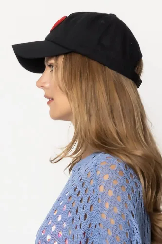 Vista 4 de ScarvesMe Gorra de béisbol envejecida con apliques de corazón para mujer