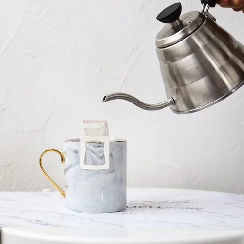 Vista 5 de Taza de café de mármol de 14 onzas, taza para los amantes, tazas de té de cerámica con mango dorado, taza de cerámica novedosa para el hogar