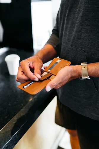 Vista 7 de Distil Union Norm Bifold Billetera minimalista de cuero de grano completo Bolsillos interiores con pestaña de tirar, blindaje RFID (marrón)