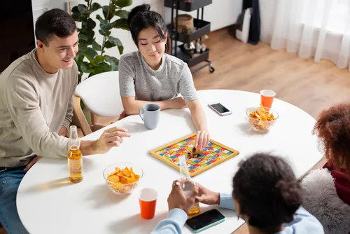 Vista 2 de Madera de pino hecha a mano hecha a mano 2 en 1 Ludo serpientes magnéticas y escaleras juego de mesa de viaje completo para adultos y familia